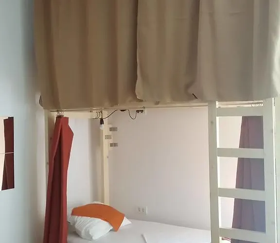 Cloud 9 Living Πανσιόν